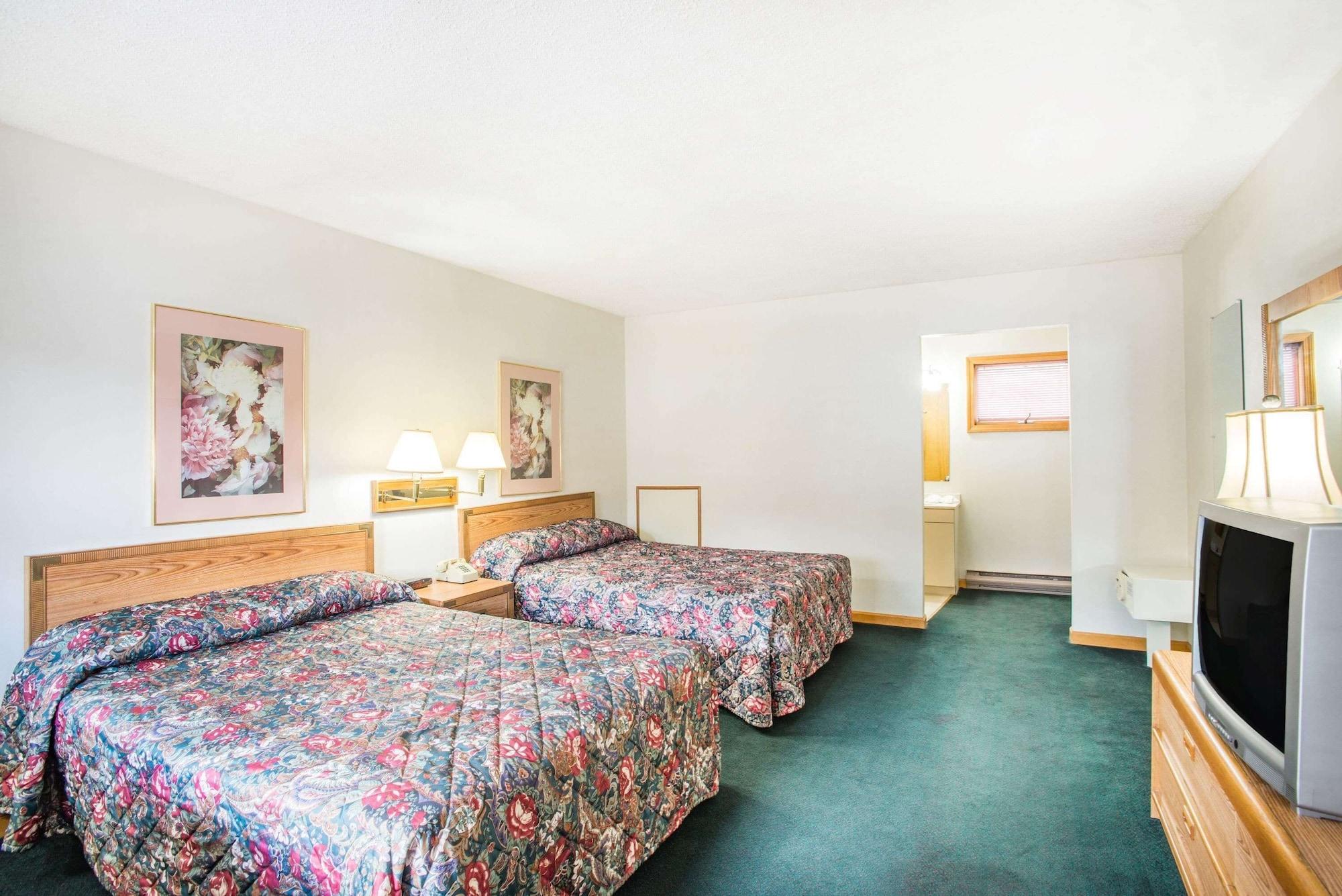 Travelodge By Wyndham Lake George Ny Exterior photo