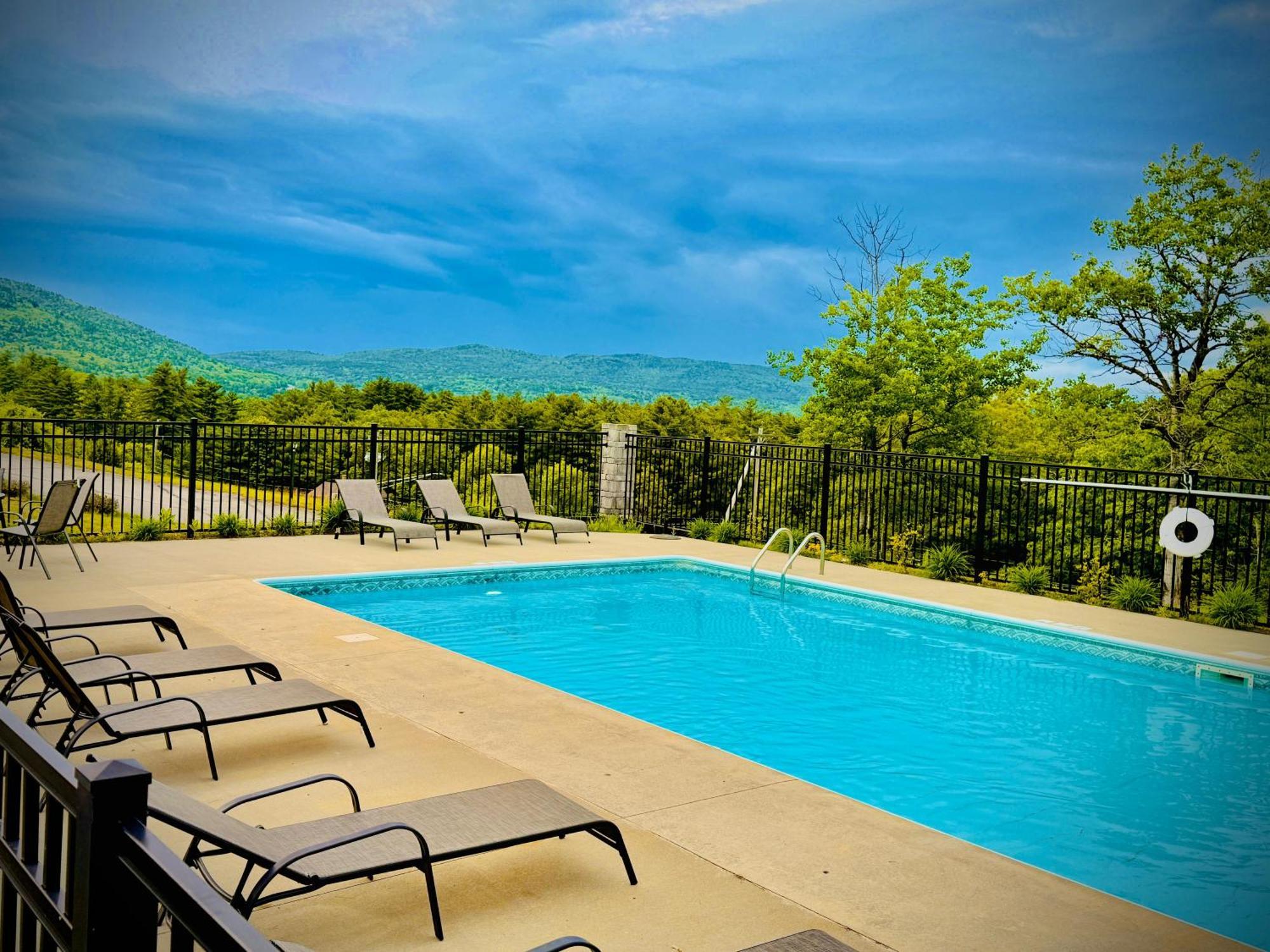 Travelodge By Wyndham Lake George Ny Exterior photo