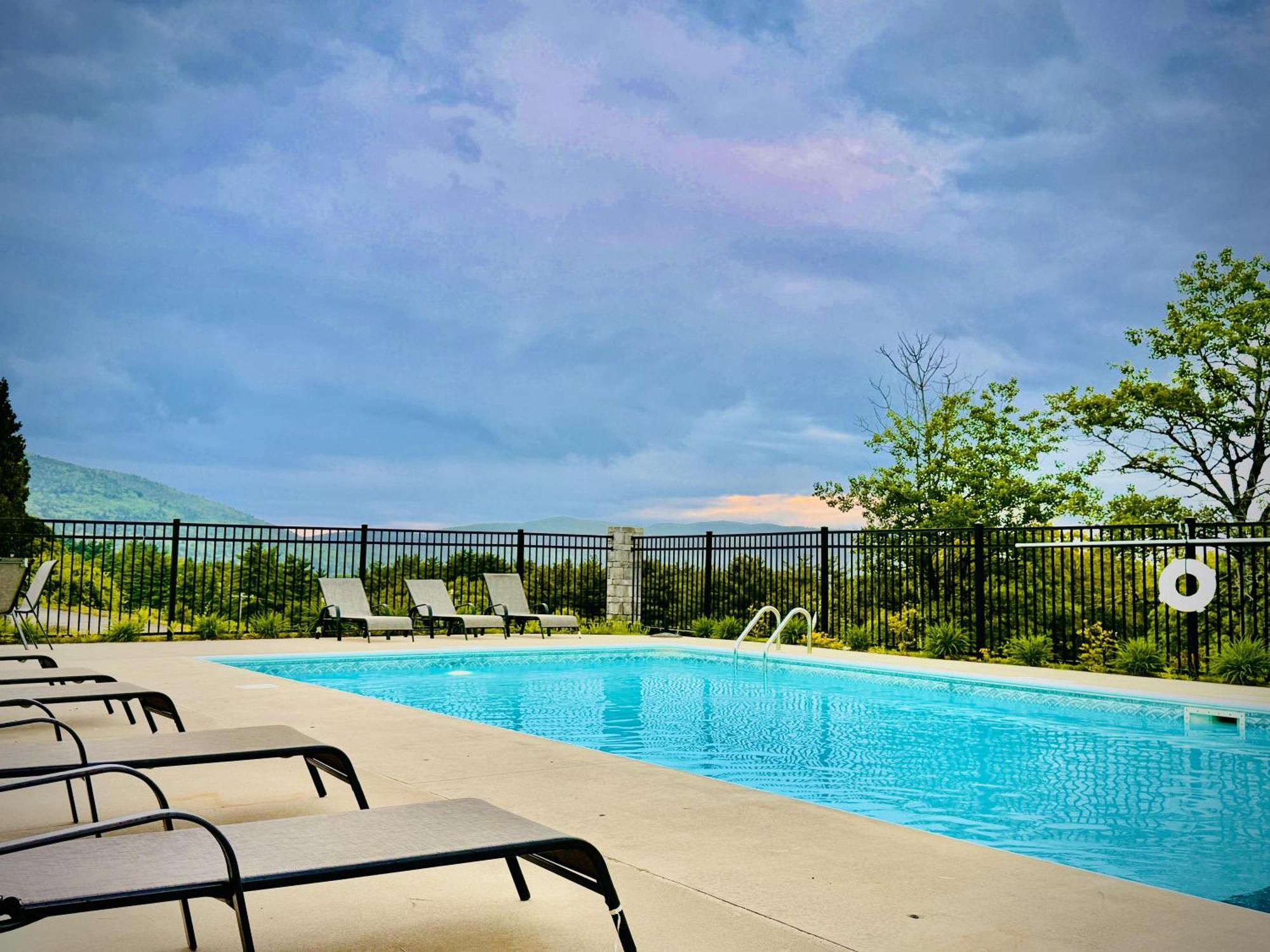Travelodge By Wyndham Lake George Ny Exterior photo