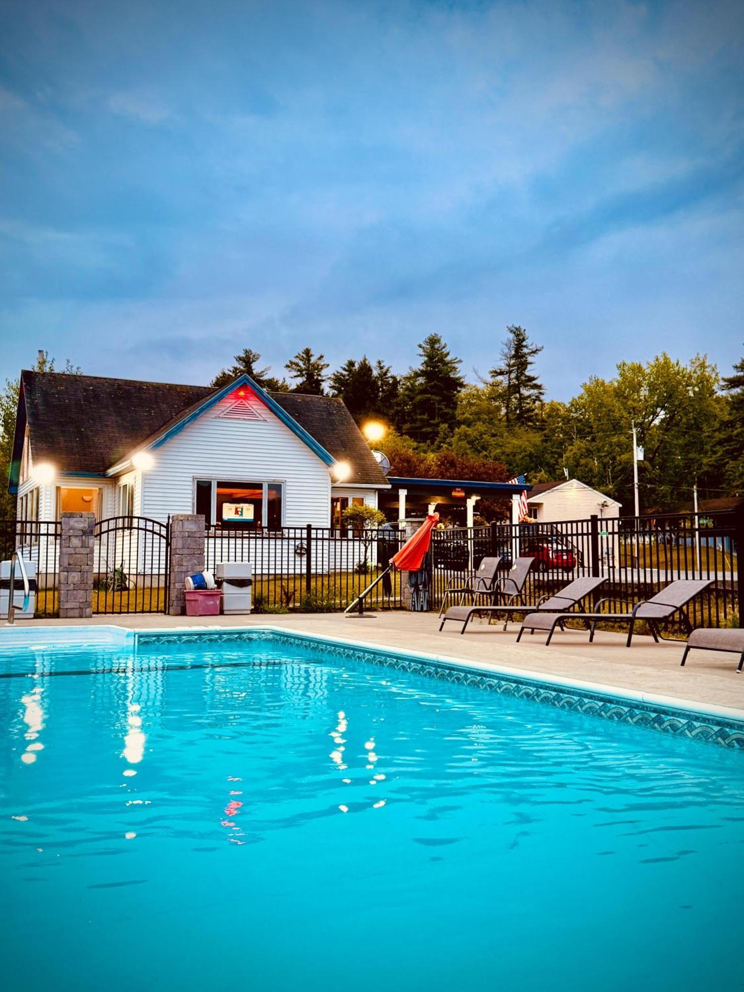 Travelodge By Wyndham Lake George Ny Exterior photo